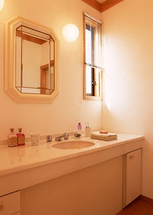 カリモク家具は木製家具を専門に製造している会社です